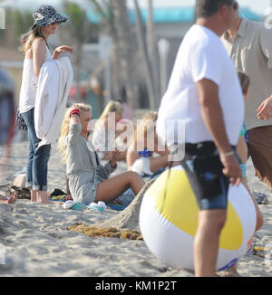 HOLLYWOOD, FL - MAGGIO 23: Julianne Hough (indossando un bikini viola caldo fumante) e Diego Boneta hanno goduto di una sessione di baciatura 'del make out' nell'oceano giorno uno sul set di 'Rock of Ages' con Tom Cruise. Julianne sembrava che si divertiva così tanto con la sua co-star Diego. Dopo che era finito di divorare Diego, la stella insaziabile scesero dall'acqua e si scannò alcuni altri 'hunky' dudi sulla spiaggia, ma non prima di rimuovere le alghe dalle sue belle chiuse bionde. WOW, è un colpo di sete per il giorno 1. Cosa dirà Ryan Seacrest quando vede questi pixs che meglio ottiene a Miami Quick. Il 23 maggio, Foto Stock