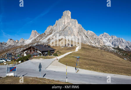 Passo Giau, Italia ottobre 19, 2017 - paesaggio autunnale al Passo Giau con il famoso ra gusela,nuvolau picchi in background, dolomiti, italia. Foto Stock