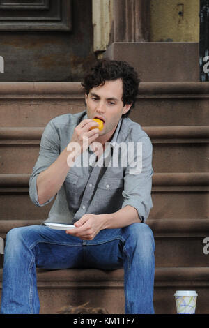 NEW YORK, NY - SETTEMBRE 25: Gli attori Penn Badgley e Marina Squerciati sul set di Gossip Girl. Il 25 settembre 2011 a New York. Persone: Penn Badgley Foto Stock