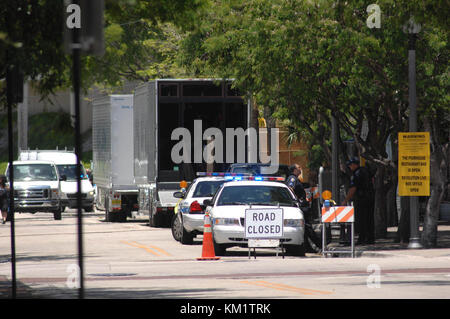 FORT LAUDERDALE, FL - 3 GIUGNO: Penseresti che il regista Adam Shankman, apparentemente gay, si preoccuperebbe più dei diritti civili di quanto abbia mostrato nel suo set cinematografico Rock of Ages con Tom Cruise, Alec Baldwin, Catherine Zeta-Jones, Julianne Hough e Russell Brand, Paul Giamatti e Malin Akerman. Il direttore e la città di Fort Lauderdale sono talmente colpiti da aver apposto cartelli che dicono che la fotografia di questa zona è proibita - rigorosamente applicata dal dipartimento di polizia di Fort Lauderdale. I violatori sono soggetti ad arresto. I cartelli sono posti ovunque intorno al set, l'unico prob Foto Stock