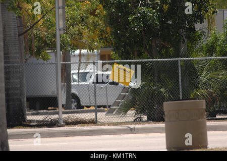 Fort Lauderdale, FL - giugno 03: si potrebbe pensare di direttore Adam Shankman che è apparentemente apertamente gay avrebbe cura di più circa i diritti civili di quella che egli ha mostrato sul suo movie set Rock of Ages interpretato da Tom Cruise, Alec Baldwin, Catherine Zeta-jones julianne hough, e marca di Russell, Paul Giamatti, e Malin Akerman. Il direttore e la città di Fort Lauderdale sono così star colpito che hanno postato segni che dicono che la fotografia di questa area è vietato - rigorosamente da Fort lauderdale Police Dept. i trasgressori sono soggetti ad arresto. i segni sono pubblicati ovunque in giro per il set, il solo prob. Foto Stock