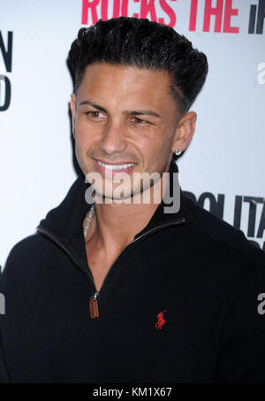 NEW YORK, NY - 22 OTTOBRE: Dopo la notizia che DJ Pauly D (nome completo Paul DelVecchio) è il padre di una bambina di 5 mesi di nome Amabella Sophia nata a maggio, secondo TMZ una lotta per il bambino è la prossima. Una fonte ha detto al sito dei pettegolezzi che l'ex star di "Jersey Shore" non è convinta che la donna di 25 anni di nome Amanda Markert sia una madre adatta per il suo bambino, citando che una volta era una cameriera Hooters e che ha un altro figlio con qualcun altro il 22 ottobre 2013 a New York, gente di New York: Paul DelVecchio DJ Pauly D. Foto Stock