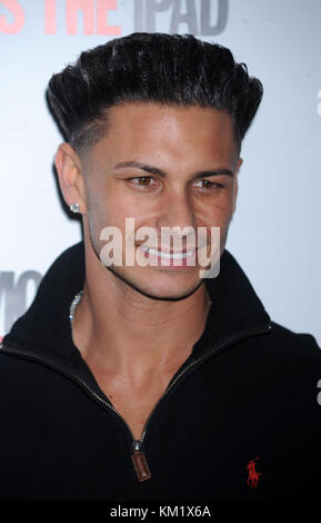 NEW YORK, NY - 22 OTTOBRE: Dopo la notizia che DJ Pauly D (nome completo Paul DelVecchio) è il padre di una bambina di 5 mesi di nome Amabella Sophia nata a maggio, secondo TMZ una lotta per il bambino è la prossima. Una fonte ha detto al sito dei pettegolezzi che l'ex star di "Jersey Shore" non è convinta che la donna di 25 anni di nome Amanda Markert sia una madre adatta per il suo bambino, citando che una volta era una cameriera Hooters e che ha un altro figlio con qualcun altro il 22 ottobre 2013 a New York, gente di New York: Paul DelVecchio DJ Pauly D. Foto Stock