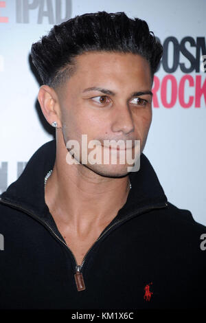 NEW YORK, NY - 22 OTTOBRE: Dopo la notizia che DJ Pauly D (nome completo Paul DelVecchio) è il padre di una bambina di 5 mesi di nome Amabella Sophia nata a maggio, secondo TMZ una lotta per il bambino è la prossima. Una fonte ha detto al sito dei pettegolezzi che l'ex star di "Jersey Shore" non è convinta che la donna di 25 anni di nome Amanda Markert sia una madre adatta per il suo bambino, citando che una volta era una cameriera Hooters e che ha un altro figlio con qualcun altro il 22 ottobre 2013 a New York, gente di New York: Paul DelVecchio DJ Pauly D. Foto Stock