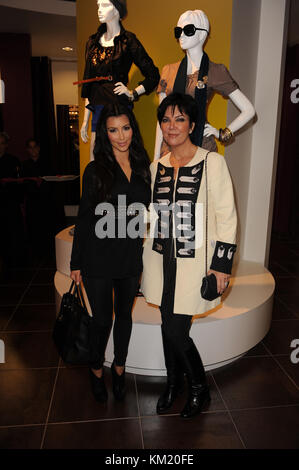 SMG Kim Kardashian  Divorce 110111 16.JPG SUNRISE- 20 NOVEMBRE: Kim Kardashian e la madre Kris Jenner partecipano alla grande apertura di Agasi al Sawgrass Mall il 20 novembre 2009 a Sunrise, Florida. (Foto di Storms Media Group) persone: Kim Kardashian Foto Stock