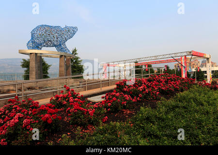L'Orso grizzly scultura, Stuart park, Kelowna Città, Lago Okanagan, British Columbia, Canada Foto Stock