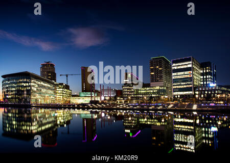 MediaCity UK, Salford Quays, Manchester, al crepuscolo. Foto Stock