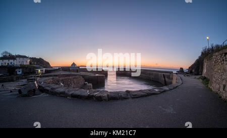 Alba sul porto di Charlestown, Cornwall. Testa Gribben all'orizzonte. Foto Stock