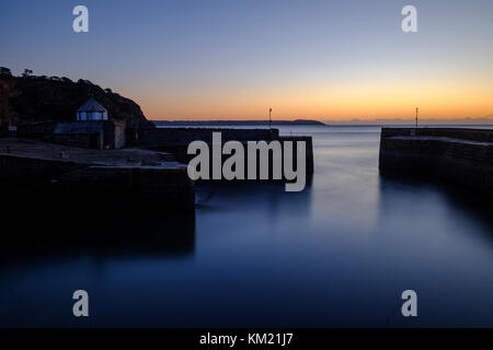 Alba sul porto di Charlestown, Cornwall. Testa Gribben all'orizzonte. Foto Stock