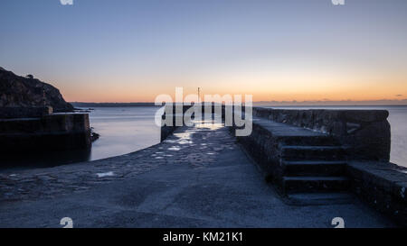 Alba sul porto di Charlestown, Cornwall. Testa Gribben all'orizzonte. Foto Stock