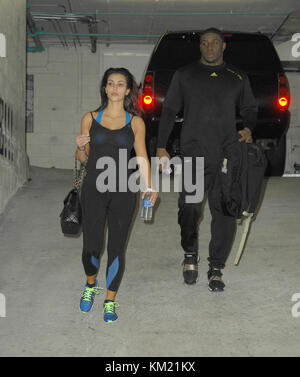 Smg la1 kim kardashian bush allenamento 022309 21.jpg los angeles, ca - febbraio 22: personalità televisiva kim kardashian e il fidanzato reggie bush dopo un lavoro fuori. il 22 febbraio 2009 a Beverly Hills, la California. (Foto di tempeste media group) persone: kim kardashian, reggie bush Foto Stock