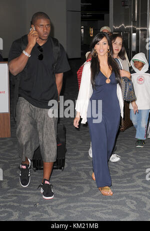 SMG EXC Kardashian Bush AIRPORT 123107 05  COPERTURA ESCLUSIVA MIAMI - FL- 31 DICEMBRE 2007: (COPERTURA ESCLUSIVA) Kim Kardashian ( al passo con i Kardashians) finalmente rende pubblica la sua relazione con la star della NFL Reggie Bush (New Orleans Saints). La coppia è arrivata all'aeroporto internazionale di Miami, sembravano molto felici e si tenevano per mano. Reggie divenne presto un po' irritato e molto protettivo nei confronti di Kim quando la coppia era circondata da cercatori di autografi. (Foto di Storms Media Group) persone; Kim Kardashian; Reggie Bush Foto Stock