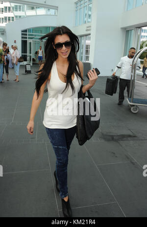 SMG EXC Kim Kardashian Hotel 102409 33.JPG EXCLUSIVE COVERAGE MIAMI, FL - 24 OTTOBRE : (COPERTURA ESCLUSIVA) Kim Kardashian arriva al suo hotel. Il 24 ottobre 2009 a Miami in Florida. (Foto di Storms Media Group) persone: Kim Kardashian DEVE CHIAMARE SE INTERESSATO Michael Storms Storms Media Group Inc. (305) 632-3400 - Cell (305) 513-5783 - Fax MikeStorm@aol.com Foto Stock