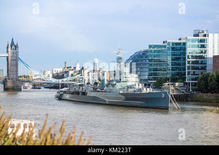 HMS Belfast WWII warship ora un museo ormeggiato sul fiume Tamigi, London, Regno Unito Foto Stock