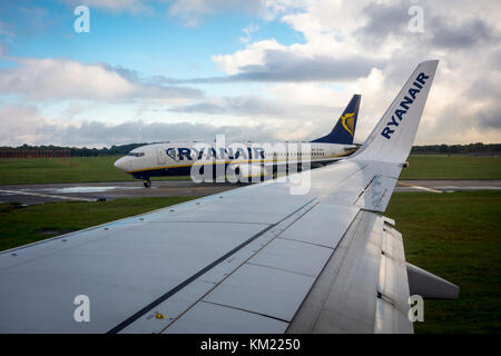 Vista di un aereo Ryanair, aereo, aereo, in attesa di entrare in pista dall'interno di un altro piano, l'aeroporto di Stansted, Regno Unito Foto Stock