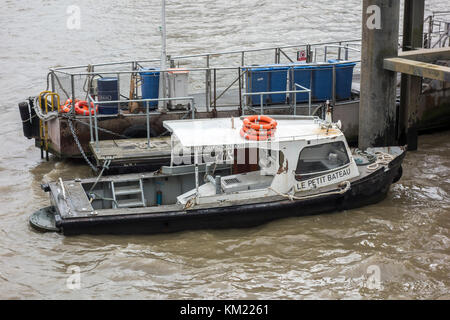 Piccolo rusty motor boat chiamato Le Petit bateau ormeggiato sul fiume Tamigi, London, Regno Unito Foto Stock