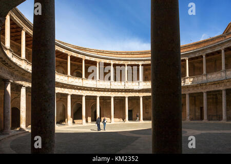 Il cortile interno circolare del Palacio de Carlos V (Palazzo Carlo V) nel complesso dell'Alhambra, Granada, Andalusia, Spagna Foto Stock