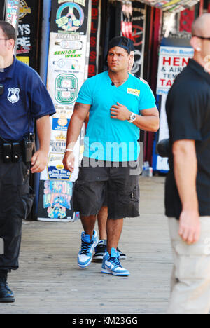 SEASIDE HEIGHTS, NJ - LUGLIO 26 Jennifer 'JWoww' Farley, Nicole Polizzi, Deena Nicole cortese; Ronnie Magro e Vinny Guadagnino girano in location per 'Jersey Shore' il 26 luglio 2011 a Seaside Heights, New Jersey People: Ronnie Foto Stock