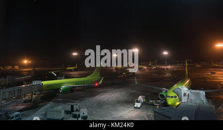 Mosca, Russia - 29 Gennaio 2017: il carico e la partenza degli aerei all'Aeroporto di Domodedovo Foto Stock