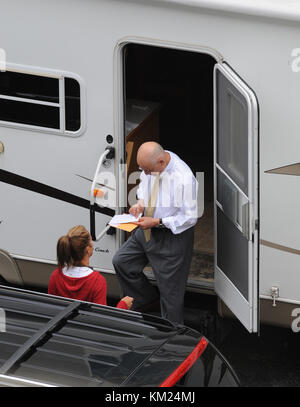 FORT LAUDERDALE -FL- 24 MARZO: (COPERTURA ESCLUSIVA), 2008: L'attore Alan Arkin riceve una consegna di posta sul set del suo nuovo film Marley & me People: Alan Arkin Foto Stock