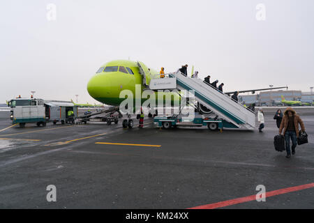 Mosca, Russia - Febbraio 04, 2017: passeggeri lasciare il piano dopo lo sbarco Foto Stock