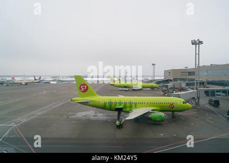 Mosca, Russia - Febbraio 04, 2017: Aereo di S7 Airlines La preparazione per il volo in aeroporto. Foto Stock