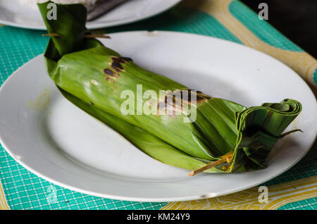 Piatto indonesiano pepes ikan chiusa in banana leaf Foto Stock