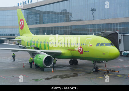 Mosca, Russia - Febbraio 04, 2017: Aereo di S7 Airlines La preparazione per il volo in aeroporto. Foto Stock