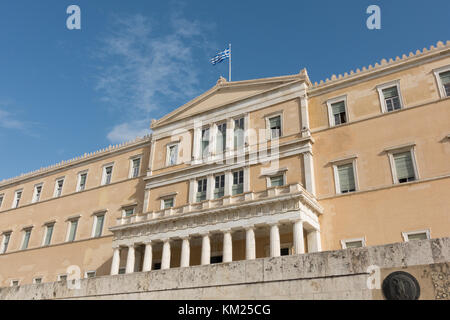 Athens, Grecia - 15 Novembre 2017: sventola bandiera sul Greco del palazzo del parlamento Foto Stock