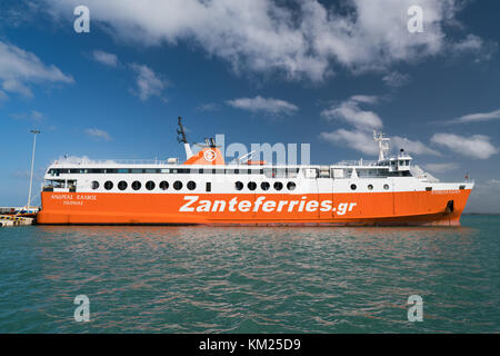 Kyllini port, Grecia - 16 Novembre 2017: nave traghetto di Ionian traghetti nel porto di Kyllini. Foto Stock