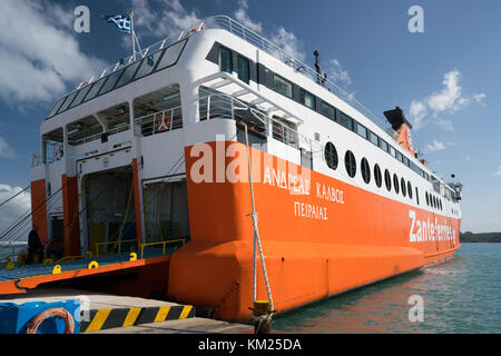 Kyllini port, Grecia - 16 Novembre 2017: nave traghetto di Ionian traghetti nel porto di Kyllini. Foto Stock