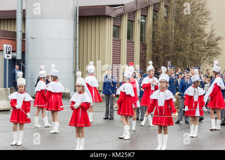 VERDAL, Norvegia - 17 Maggio 2017: giornata nazionale in Norvegia. I norvegesi al tradizionale celebrazione e corteo in maggio 17, 2017 in Verdal. Persone su parde essere Foto Stock