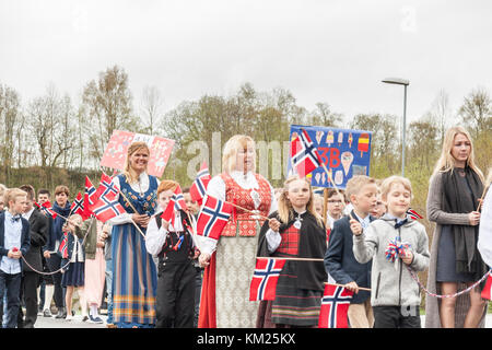 VERDAL, Norvegia - 17 Maggio 2017: giornata nazionale in Norvegia. I norvegesi al tradizionale celebrazione e corteo in maggio 17, 2017 in Verdal. Persone su parde essere Foto Stock