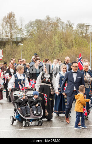 VERDAL, Norvegia - 17 Maggio 2017: giornata nazionale in Norvegia. I norvegesi al tradizionale celebrazione e corteo in maggio 17, 2017 in Verdal. Persone su parde essere Foto Stock