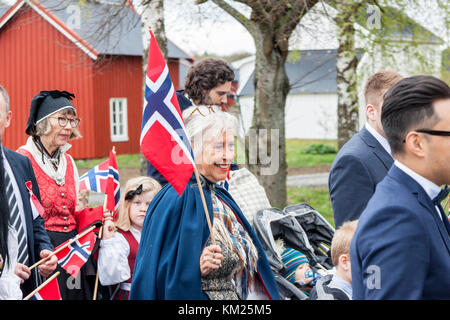 VERDAL, Norvegia - 17 Maggio 2017: giornata nazionale in Norvegia. I norvegesi al tradizionale celebrazione e corteo in maggio 17, 2017 in Verdal. Persone su parde essere Foto Stock