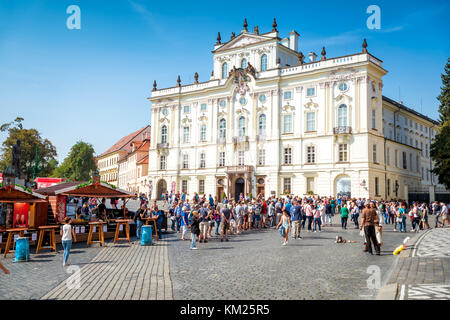Praga, Repubblica Ceca - 07 settembre 2016: Piazza Hradcany e cattoliche dell arcidiocesi di Praga. Foto Stock