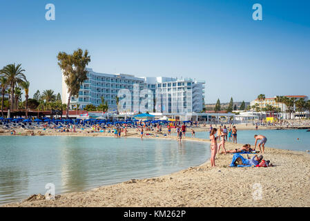 Ayia Napa, Cipro - 21 aprile 2017: persone rilassante alla famosa spiaggia di Nissi, Foto Stock