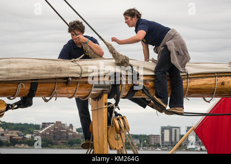 Replica Grand Banks goletta di pesca " Bluenose II' è Nova Scotia dell ambasciatore di vela. Foto Stock
