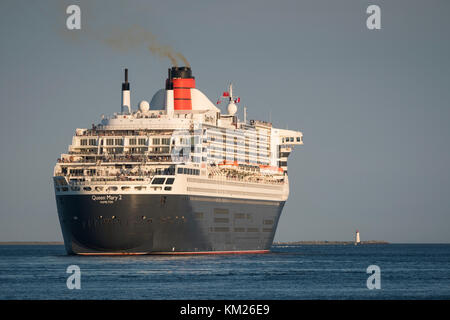 Queen Mary II sailpast nel porto di Halifax, Nova Scotia, Canada. Foto Stock