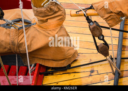 Dettagli sul ponte di un piccolo e tradizionale in legno barca a vela in Lunenburg, Nova Scotia, Canada. Foto Stock