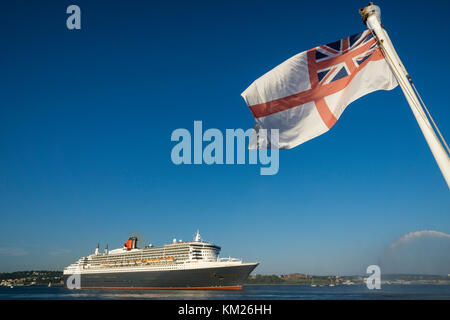 L'alfiere bianco di HMCS SACKVILLE vola su Queen Mary II sailpast nel porto di Halifax, Nova Scotia, Canada. Foto Stock