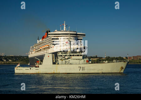 HMCS SUMMERSIDE accompagnatrici Queen Mary II durante un sailpast nel porto di Halifax, Nova Scotia, Canada. Foto Stock