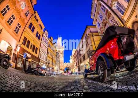 Le ore notturne a mostecka street, portando a Prasna brana (torre della polvere) a Praga, Repubblica ceca. Foto Stock