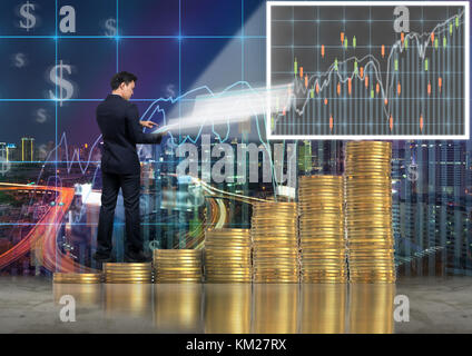 Imprenditore asiatici in piedi sopra la pila di monete d'oro e utilizzando la compressa presente il grafico di negoziazione di borsa sul mercato del commercio backgro grafico Foto Stock