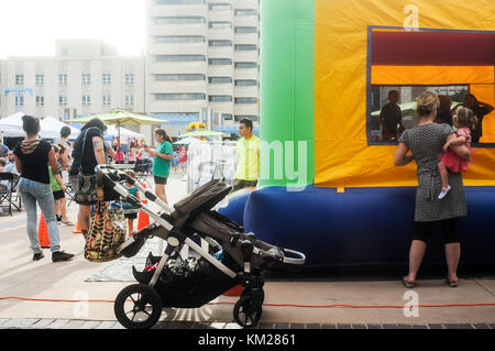 Kids Rock Fest con bambini e bande avendo divertimento. Foto Stock