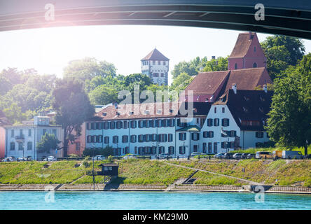 Lungomare di Basilea con cavo in traghetto per attraversare il fiume Reno, Svizzera Foto Stock