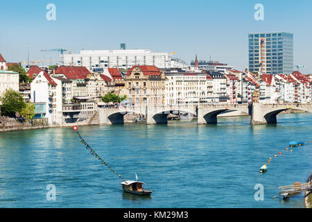 Vista panoramica del lungomare di Basilea con cavo in traghetto per attraversare il fiume Reno a giornata di sole Foto Stock