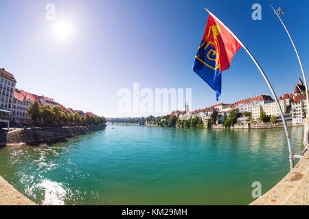 Fish-eye foto di reno waterfront vista dal ponte di mezzo, Basilea, Svizzera Foto Stock