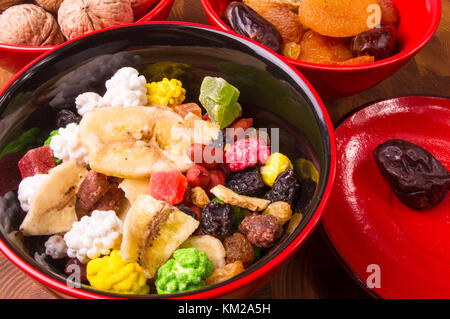 Varie di frutta secca mista, i dadi e le noci sullo sfondo di legno Foto Stock