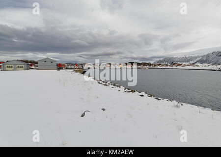 Ne-reparti vista sul porto di pesca-laukvik village per magazzini portuali e città cottages-cabine-capanne con i monti gjersvollheia-delpsaksla-delpen bac Foto Stock